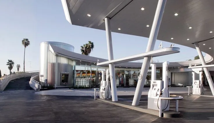 Estación de servicio moderna con iluminación nocturna