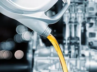 Experto en combustibles analizando la calidad del producto